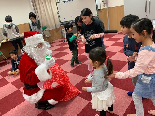 八尾市 クリスマスイブの夜にサンタさんが夢とプレゼントを届けてくれる ダブルスマイルサンタ 今年はオンラインでの開催も 号外net 八尾