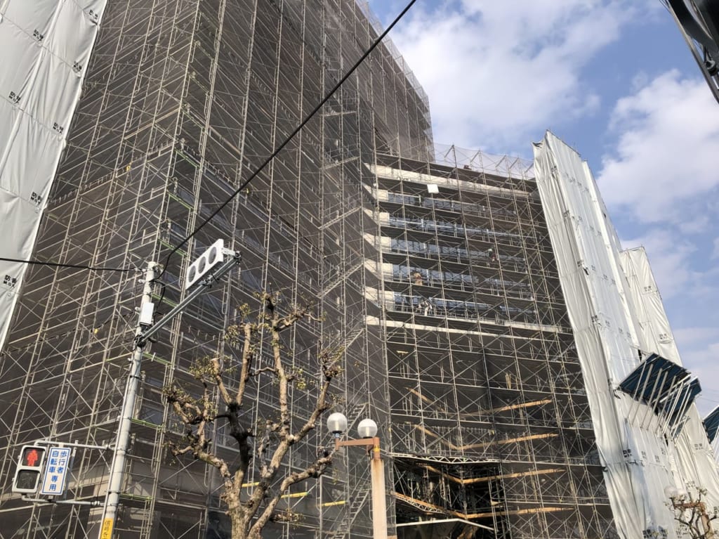 工事中のプリズムホール