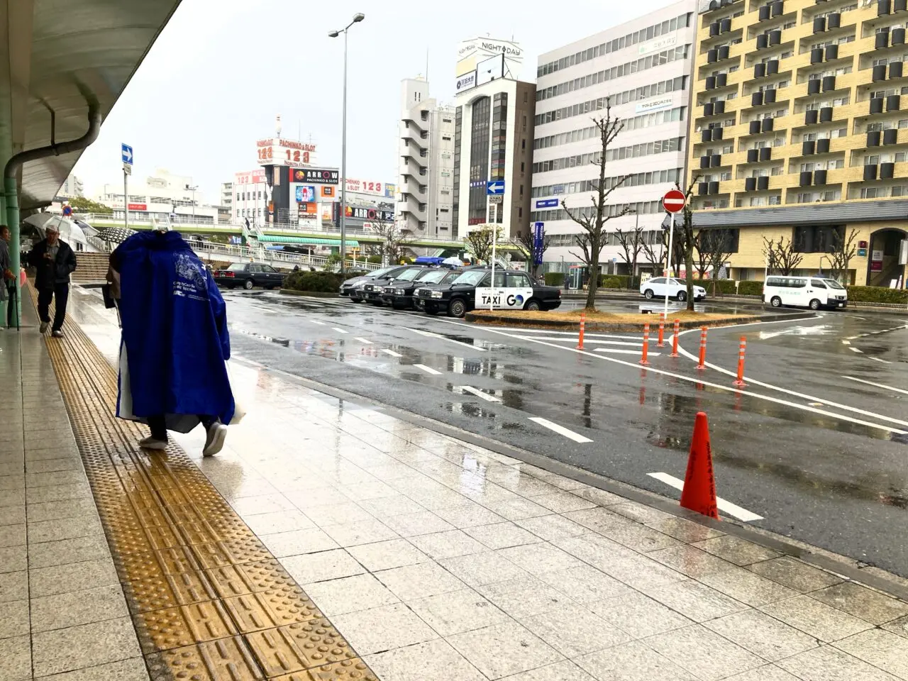 近鉄八尾駅高架下のケンタッキーフライドチキン前