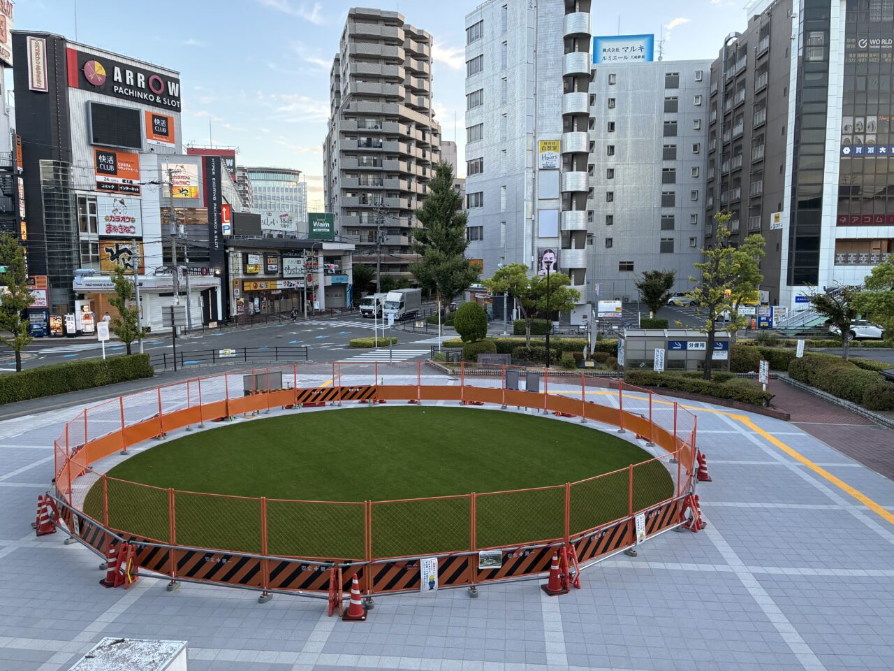 近鉄八尾駅前の芝生